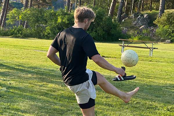 Pingisrack och boll på ett pingisbord