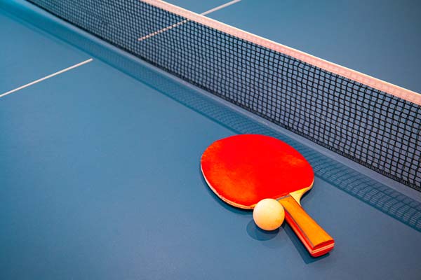 Pingisrack och boll på ett pingisbord