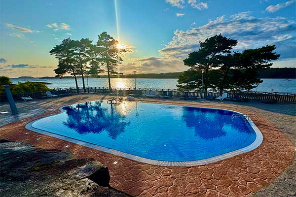 Lek i poolen hos Hällestrand semesterby