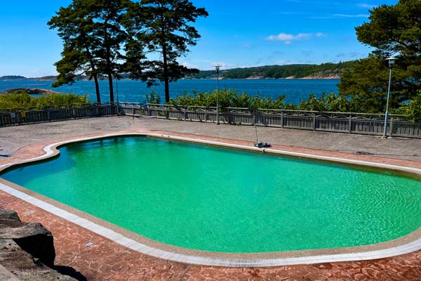 Lek i poolen hos Hällestrand semesterby