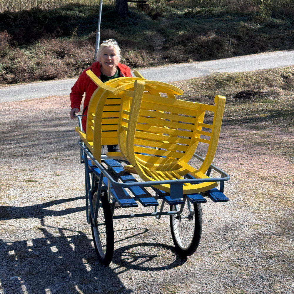 En kvinna kör en skottkäraa