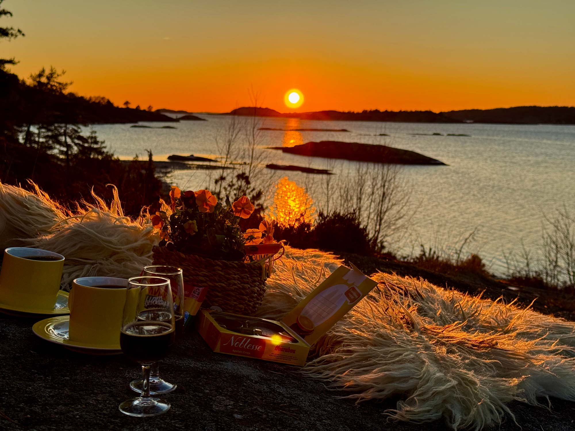 Mysig sommarkväll i solnedgång