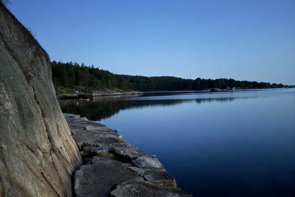 Klippor längs havet på Hällestrand semesterby