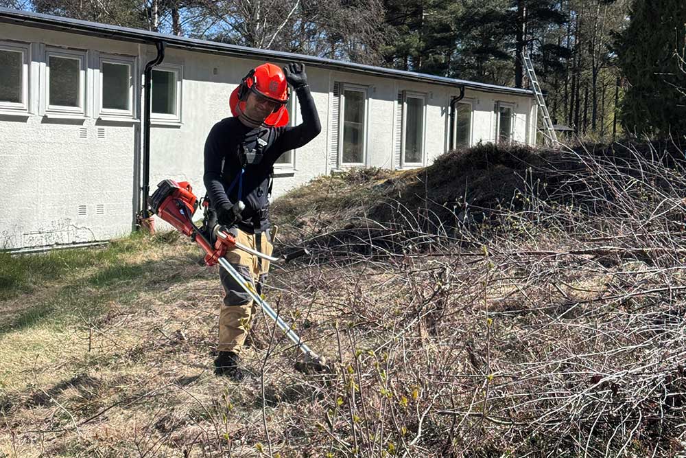 Person som trimmar gräs