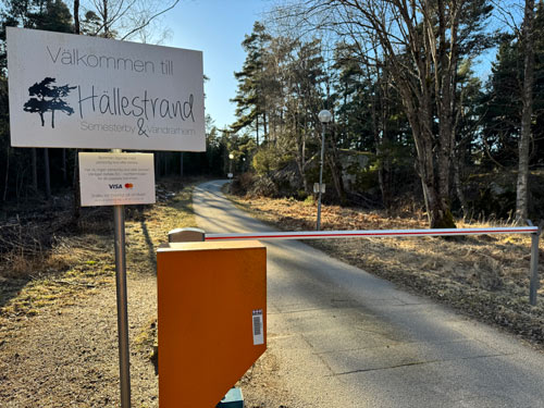 Ensjykt där det står välkommen på