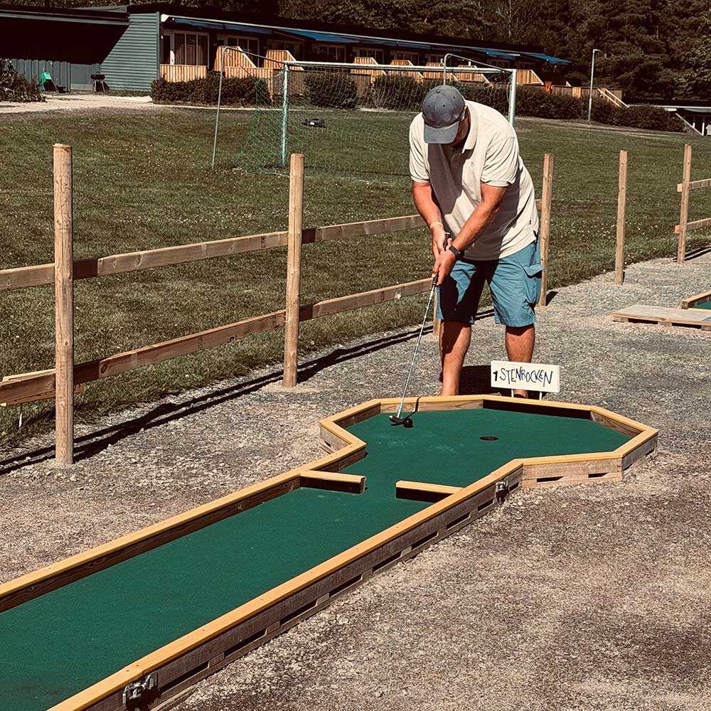 En man som spelar minigolf