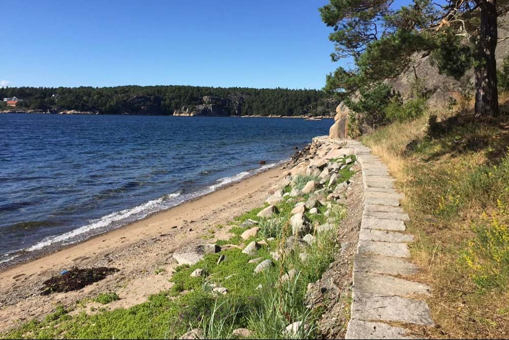 Fin väg längst stranden på Hällestrand semesterby