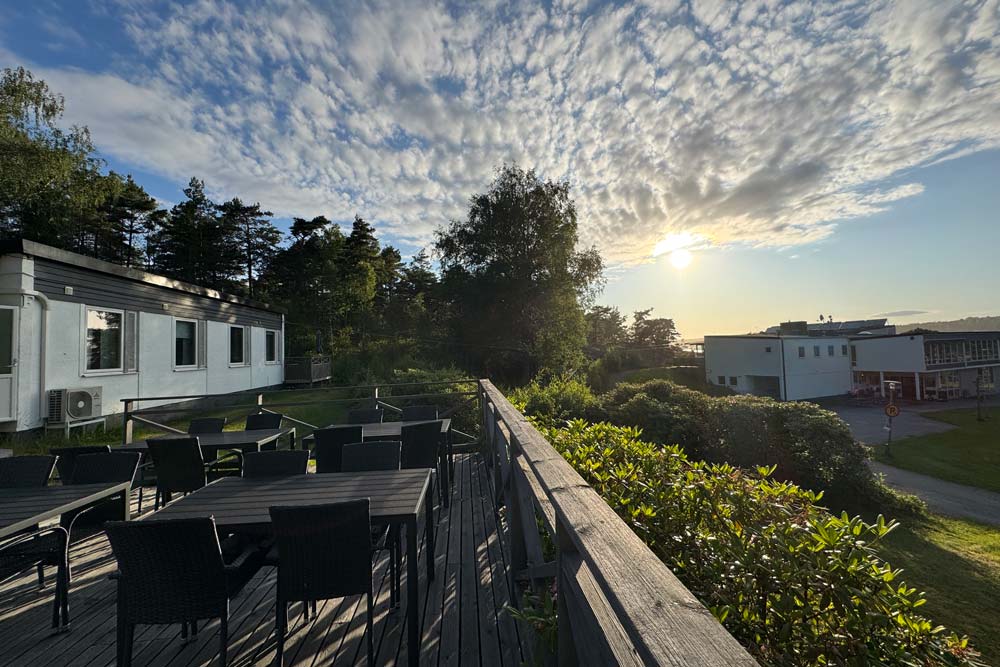 Uteplats i solnedgång